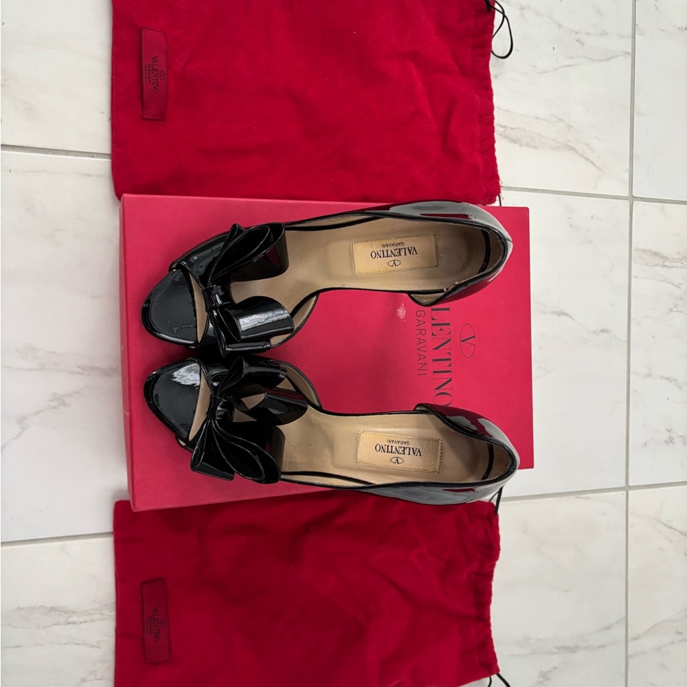 Valentino Black Patent Leather Heels with Bow Detail - Picture 2 of 4